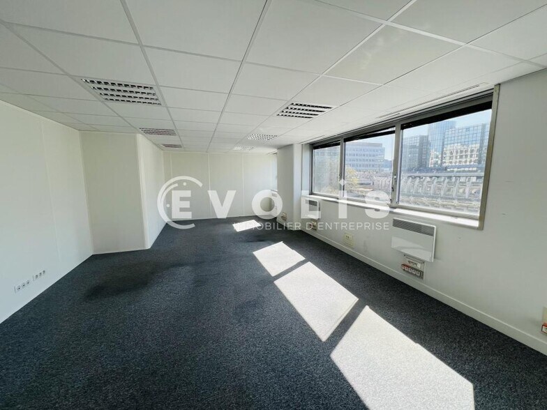 Office in Noisy-le-Grand to rent - Interior Photo - Image 2 of 8