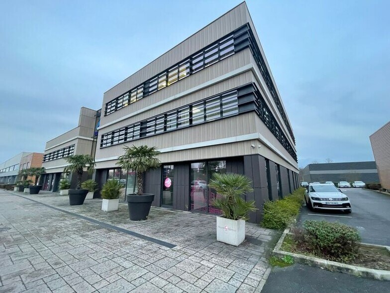Office in Bussy-Saint-Martin to rent - Building Photo - Image 2 of 9