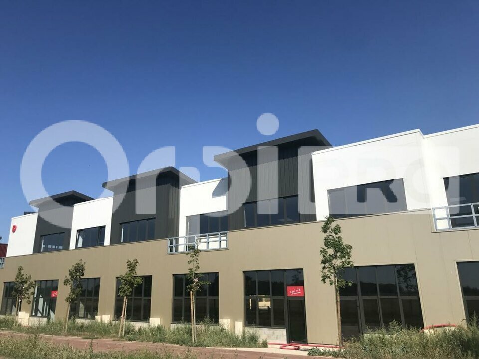 Light Industrial in Saint-Pierre-du-Perray for sale Building Photo- Image 1 of 5