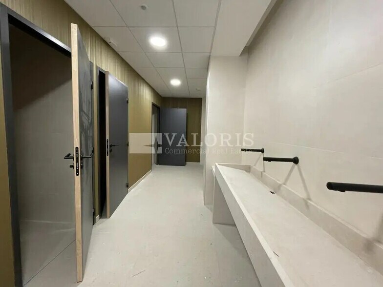 Office in Genas to rent - Building Photo - Image 3 of 16
