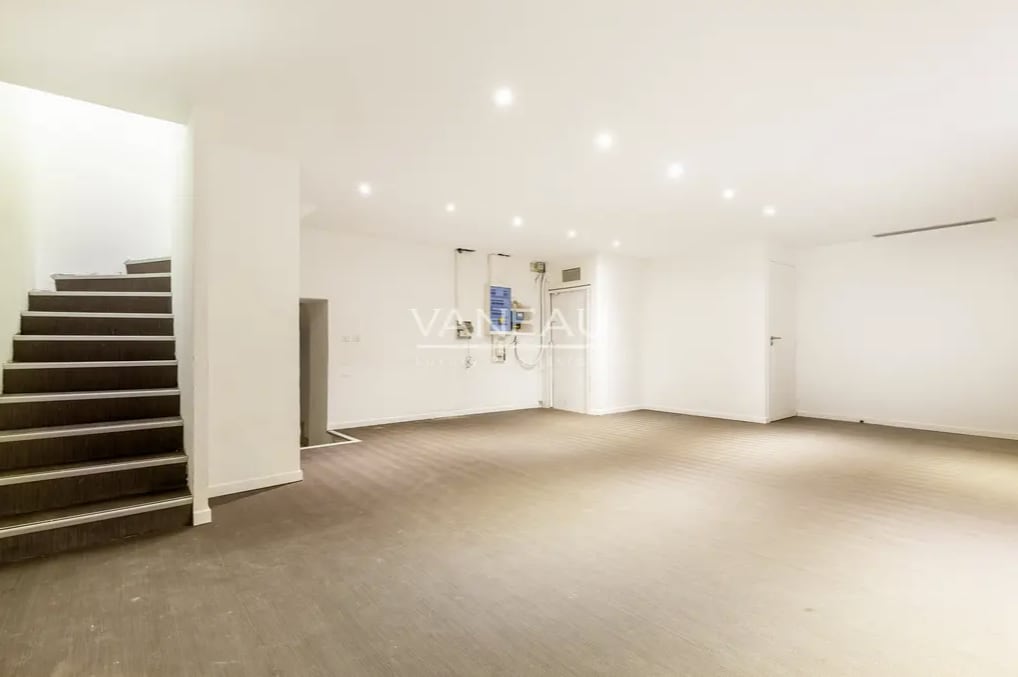 Retail in Paris to rent Interior Photo- Image 1 of 4