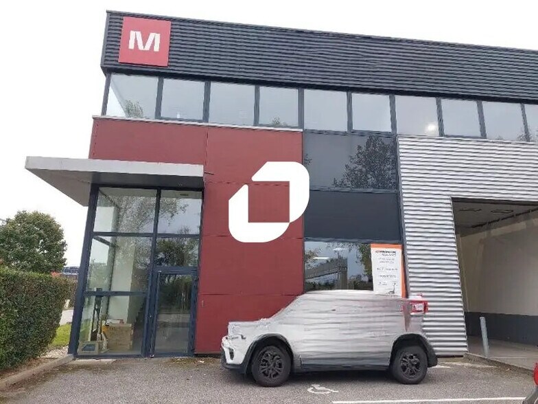 Light Industrial in Élancourt to rent - Building Photo - Image 2 of 9