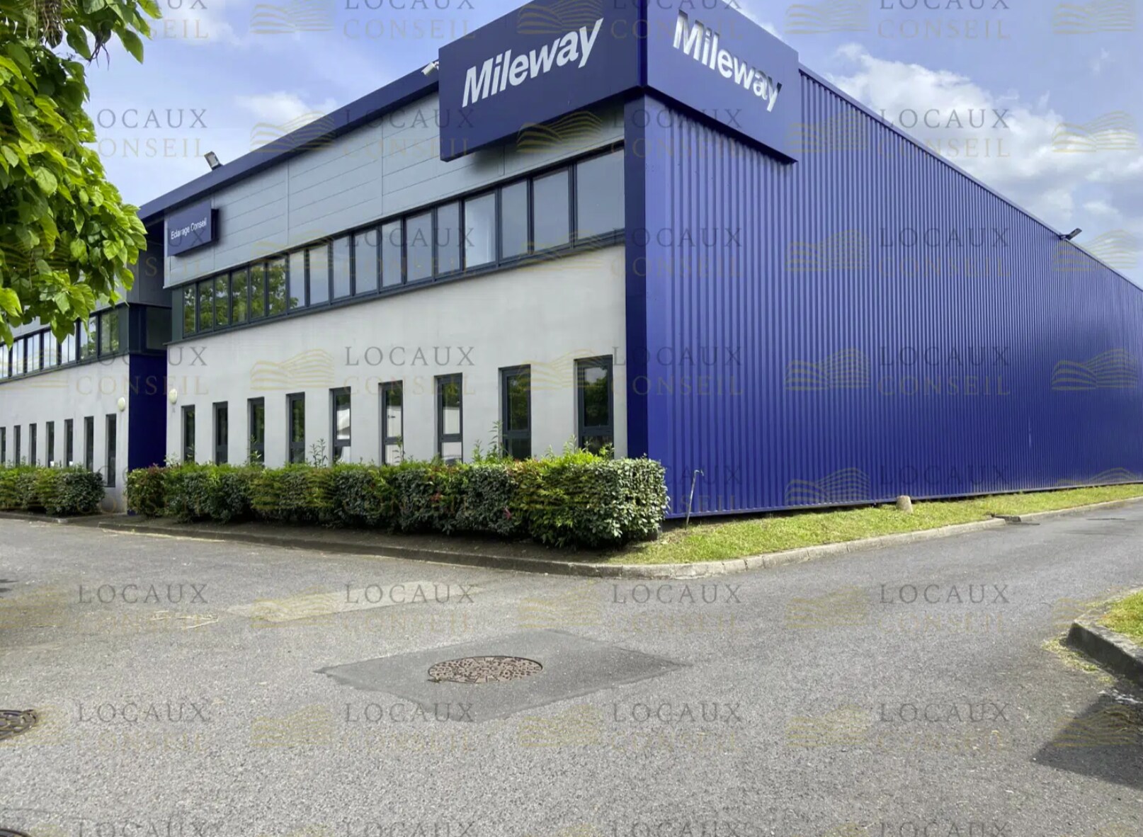 Light Industrial in Saint-Ouen-l'Aumône to rent Primary Photo- Image 1 of 8