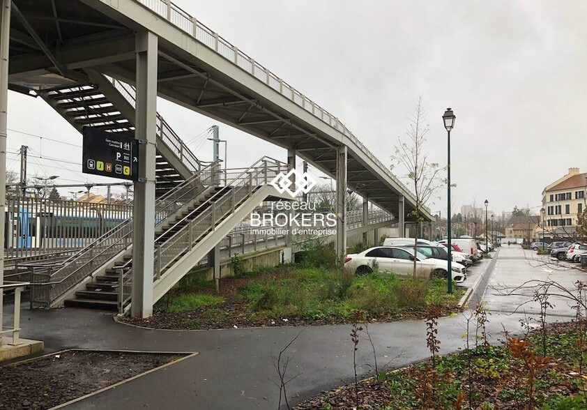 Retail in Pontoise to rent - Building Photo - Image 2 of 3