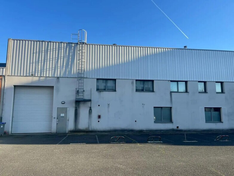 Light Industrial in Massy to rent - Primary Photo - Image 2 of 9