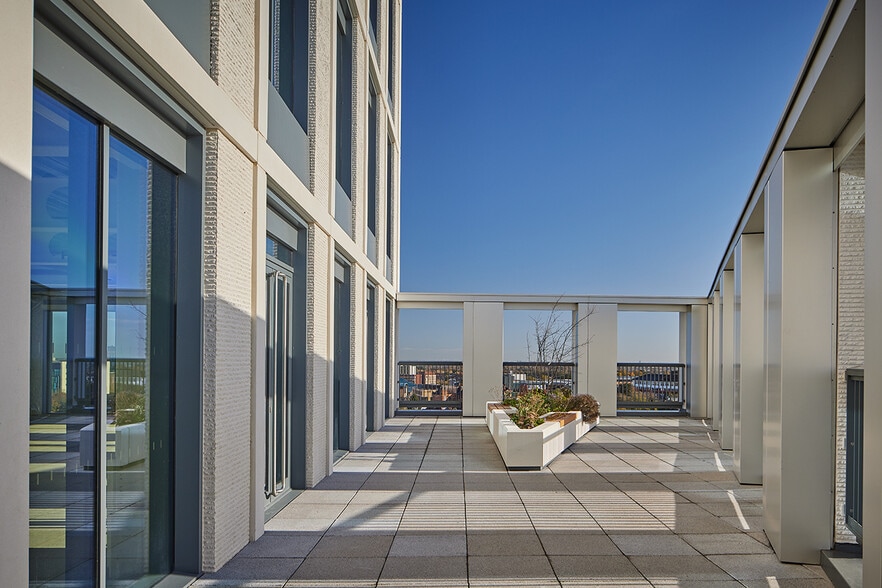 Station Sq, Coventry to rent - Building Photo - Image 3 of 7