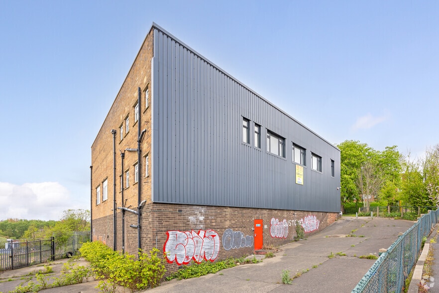 Scott Hall Rd, Leeds to rent - Building Photo - Image 2 of 4