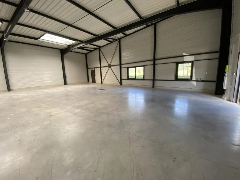 Location Entrepôt 262 m² - Photo 1