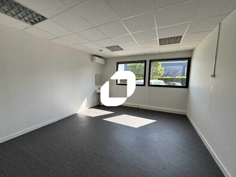 Office in Rillieux-la-Pape to rent - Building Photo - Image 3 of 24