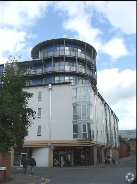 Sanford St, Swindon to rent - Building Photo - Image 2 of 15