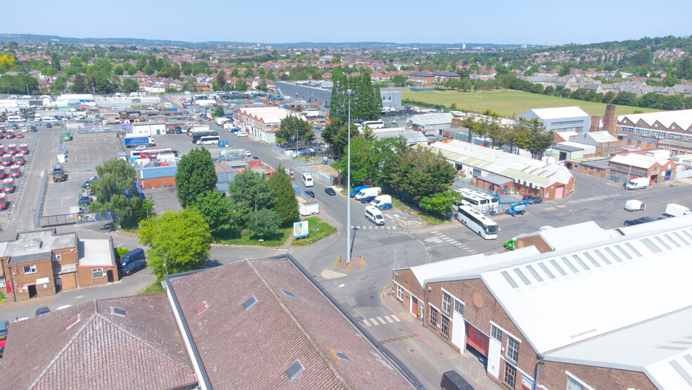 Lumen Road, Wembley for rent - Building Photo - Image 3 of 4