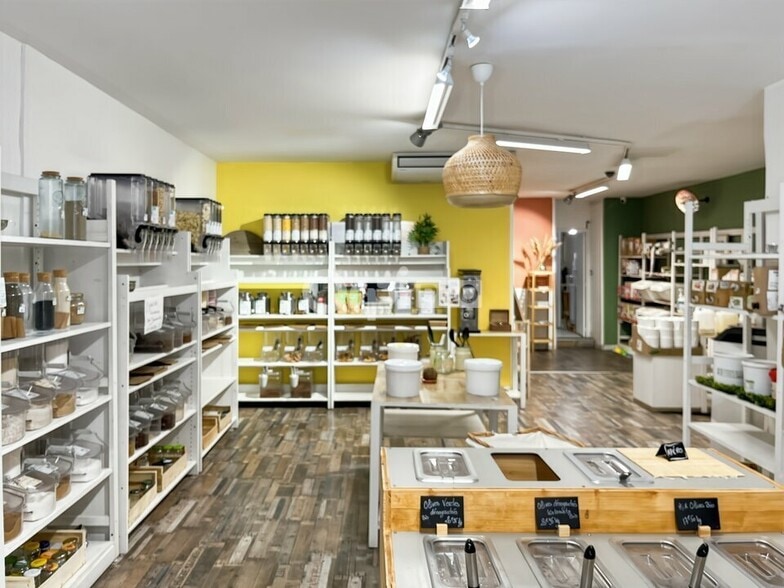 Retail in Marseille to rent - Interior Photo - Image 3 of 6