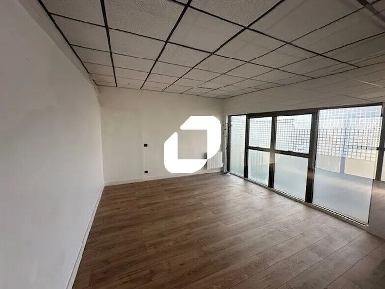 Rue Jacques Robert, Le Thillay to rent - Interior Photo - Image 2 of 10