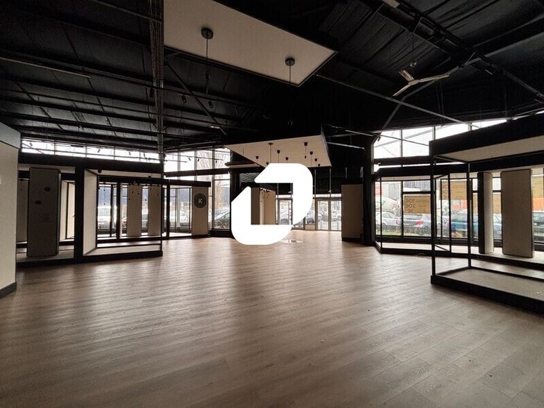 Retail in Herblay-sur-Seine to rent - Interior Photo - Image 3 of 3