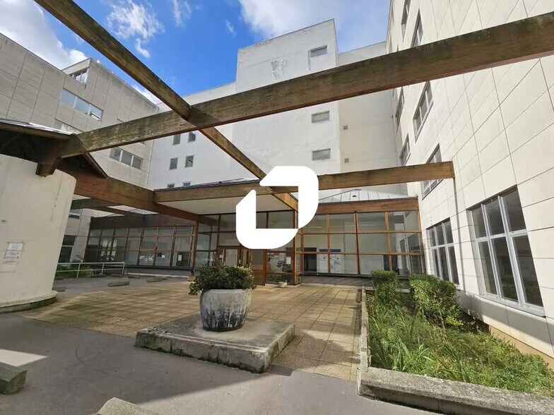 Office in Garges-lès-Gonesse to rent - Building Photo - Image 2 of 38