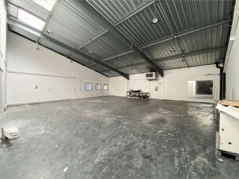 Light Industrial in Dardilly to rent - Interior Photo - Image 2 of 7