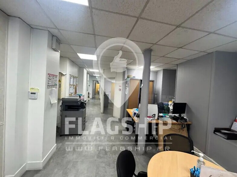 Retail in Paris to rent - Interior Photo - Image 1 of 9