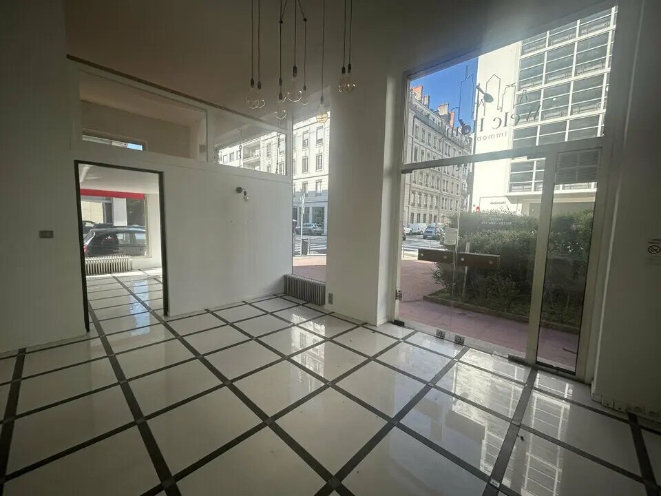 Office in Lyon for sale Interior Photo- Image 1 of 11