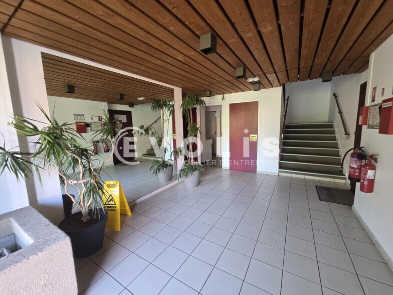 Office in Igny to rent - Lobby - Image 2 of 9