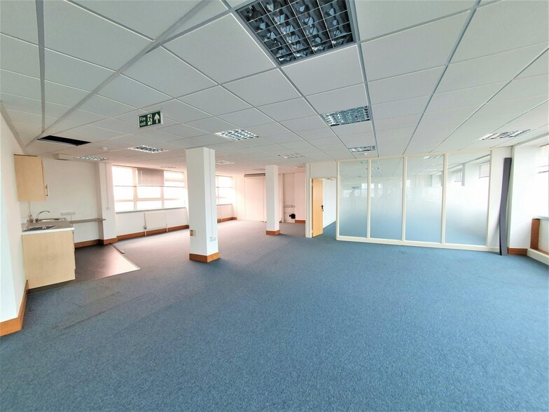 701 Chester Rd, Manchester to rent - Building Photo - Image 2 of 7