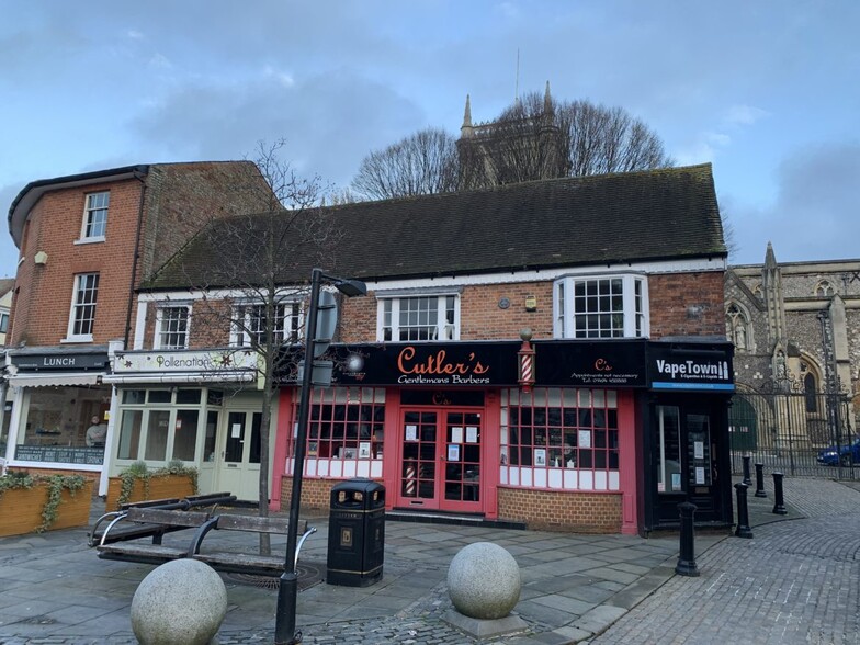 1-3 Cornmarket, High Wycombe for rent - Primary Photo - Image 1 of 8