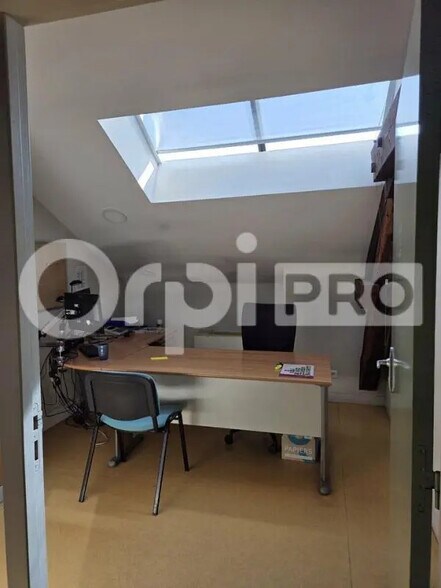 Office in Villefranche-sur-Saône to rent - Interior Photo - Image 3 of 8