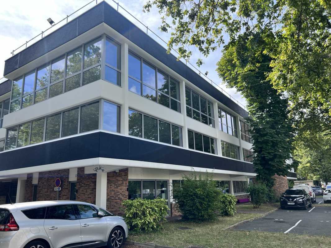 Office in Noisy-le-Grand to rent Building Photo- Image 1 of 12