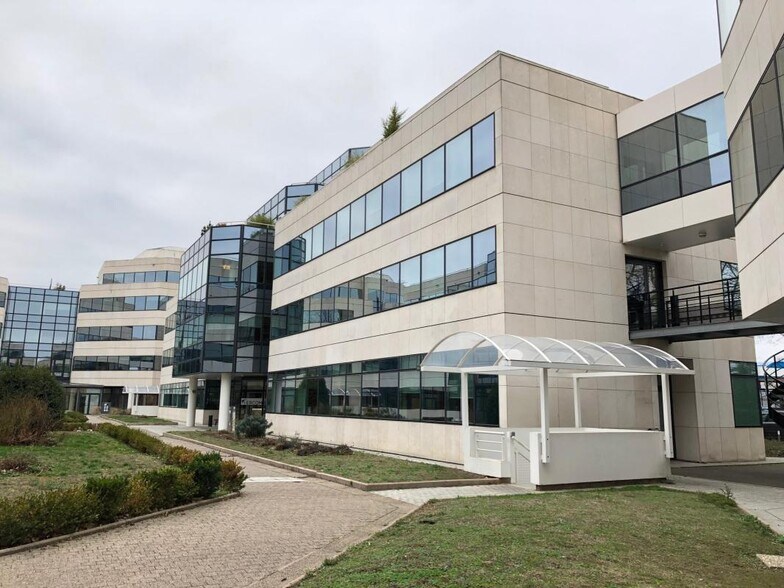 6 Rue Dewoitine, Vélizy-Villacoublay to rent - Building Photo - Image 1 of 5
