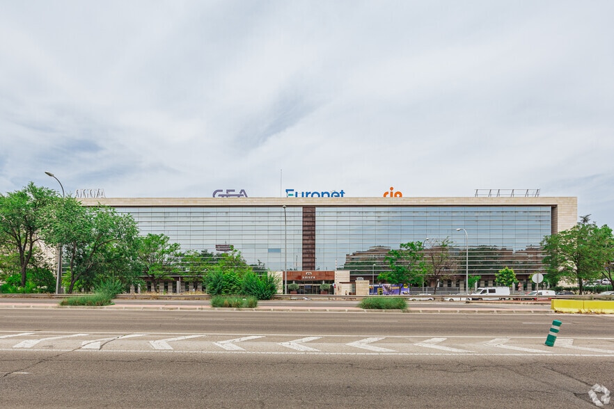 Calle de Cantabria, 2, Alcobendas, Madrid to rent - Building Photo - Image 1 of 23