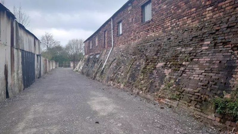 37 Pildacre Ln, Ossett to rent - Building Photo - Image 2 of 3