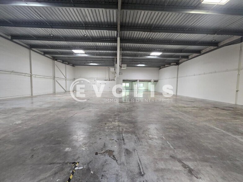 Light Industrial in Lisses to rent - Building Photo - Image 2 of 13