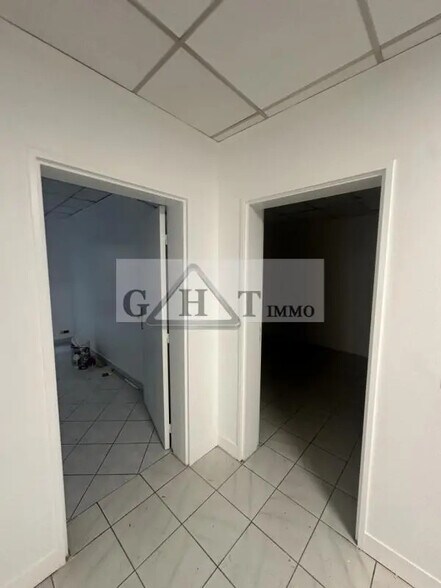 Office in Ris-Orangis to rent - Interior Photo - Image 1 of 11