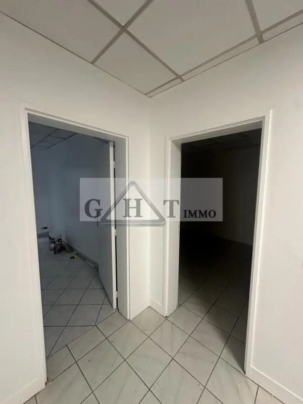 Location Bureaux 300 m² - Photo 1