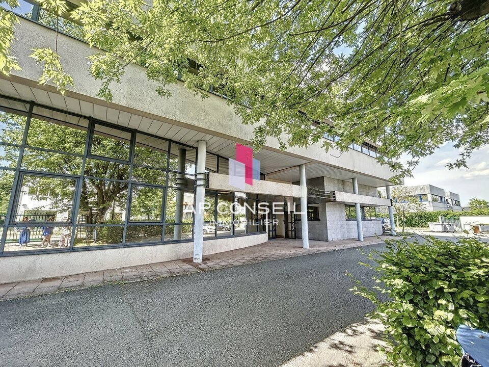 Office in Plaisir for sale Building Photo- Image 1 of 5