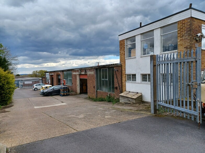 Durkins Rd, East Grinstead for rent - Building Photo - Image 3 of 5