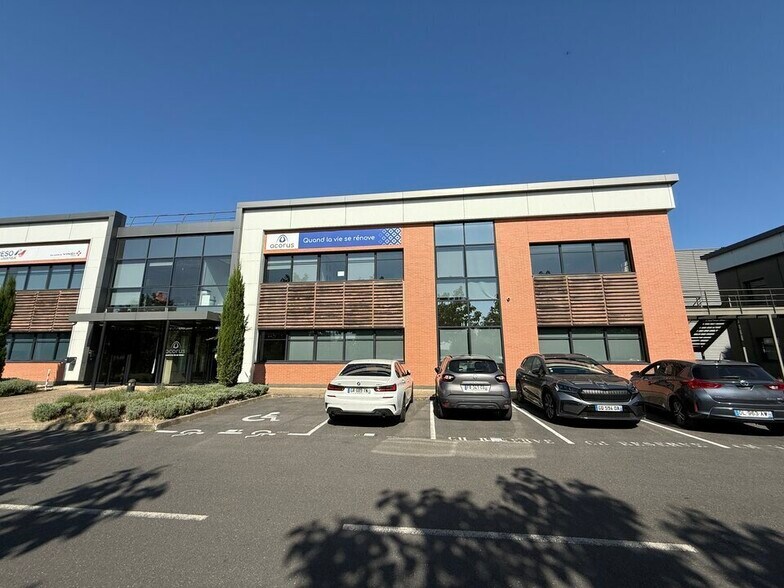 Light Industrial in Villeneuve-la-Garenne to rent - Building Photo - Image 1 of 8