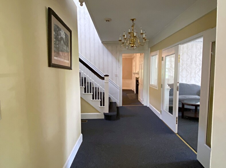 827 Main St, Woburn, MA for rent - Lobby - Image 2 of 6