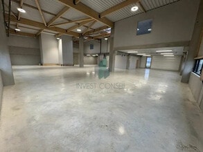 Light Industrial in Tremblay-en-France to rent Interior Photo- Image 1 of 12
