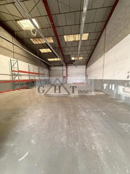 Industrial in Wissous to rent - Interior Photo - Image 1 of 5