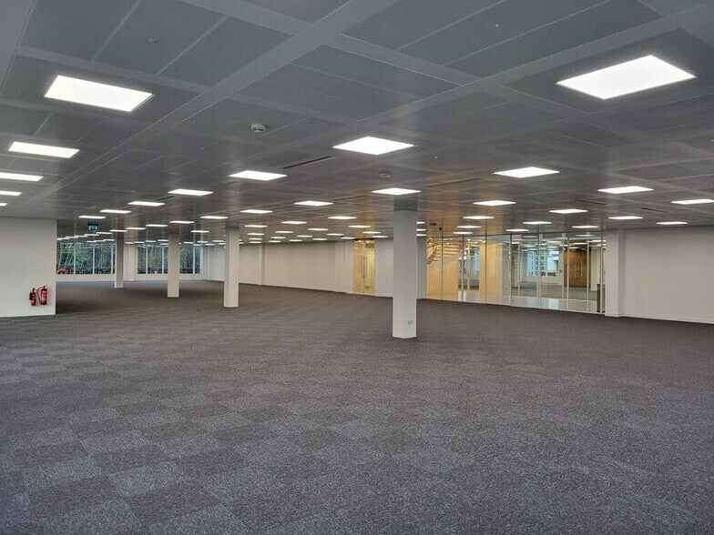 800 Pavilion Dr, Northampton for sale - Building Photo - Image 3 of 8