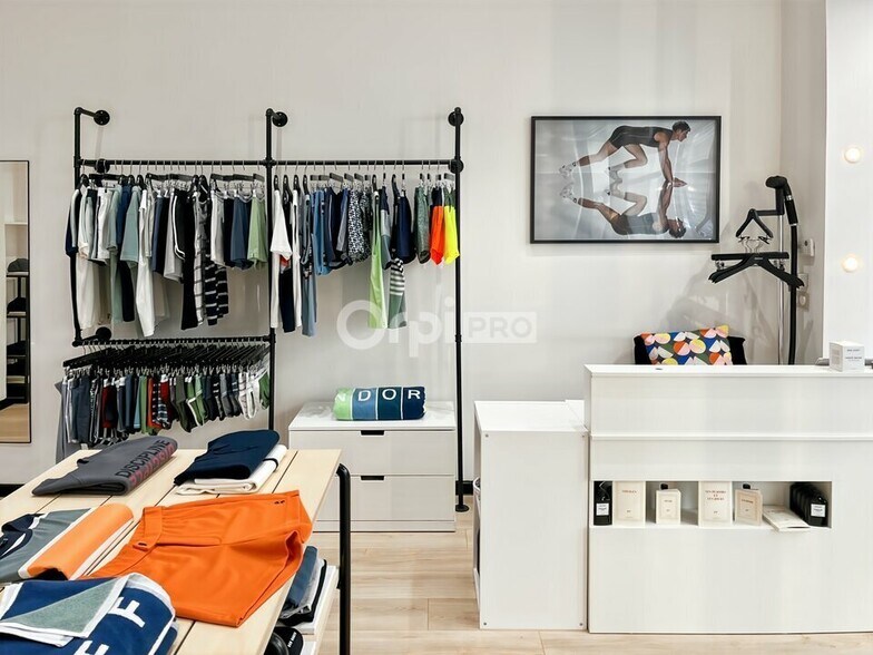 Retail in Marseille to rent - Interior Photo - Image 2 of 4