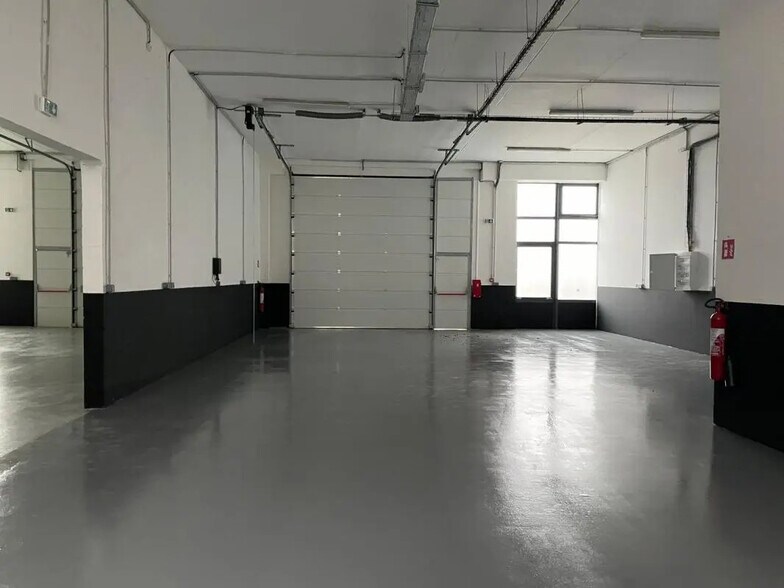Industrial in Villejuif to rent - Building Photo - Image 1 of 8