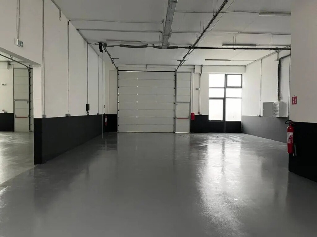 Location Entrepôt 561 m² - Photo 1