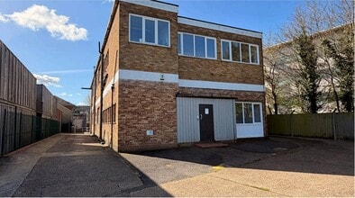 2 Hill Farm Avenure Close, Watford to rent Building Photo- Image 1 of 7
