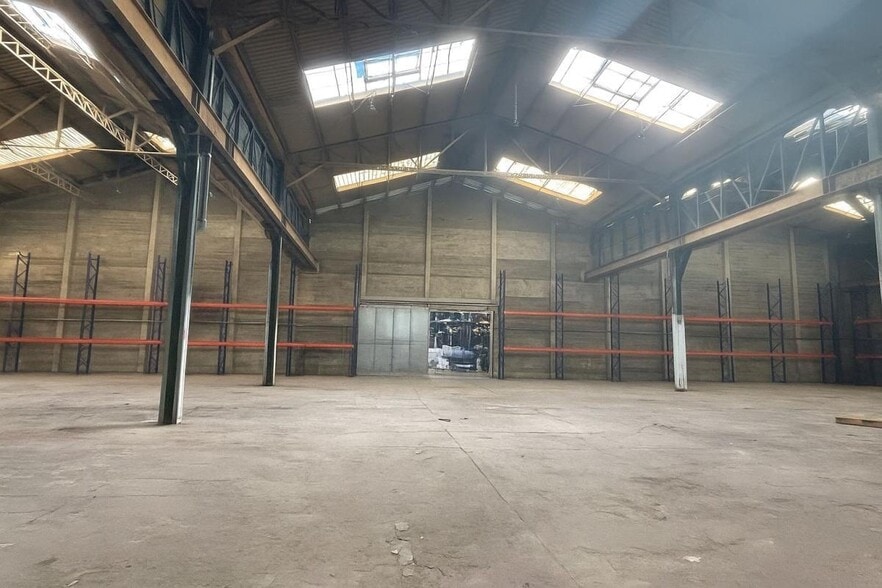 Industrial in Marseille to rent - Building Photo - Image 1 of 6