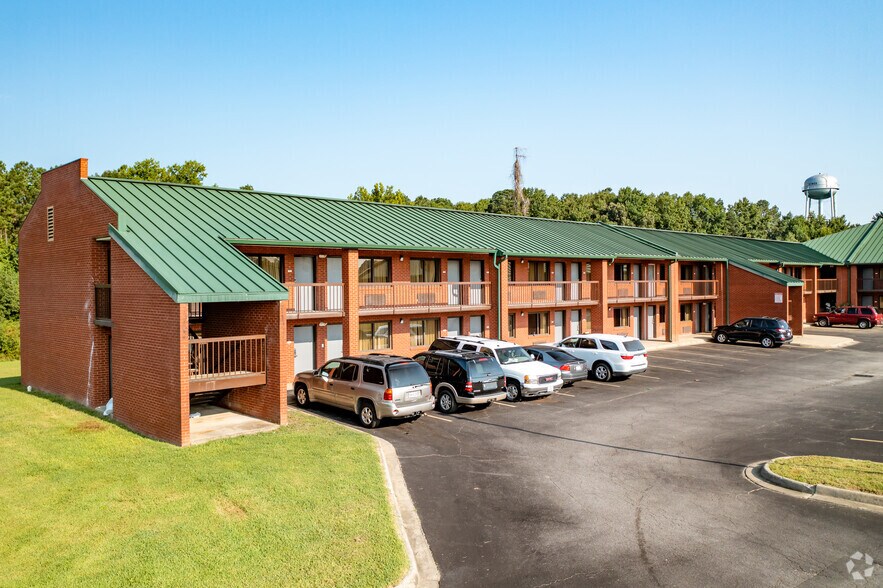 1411 Skippers Rd, Emporia 23847 UK