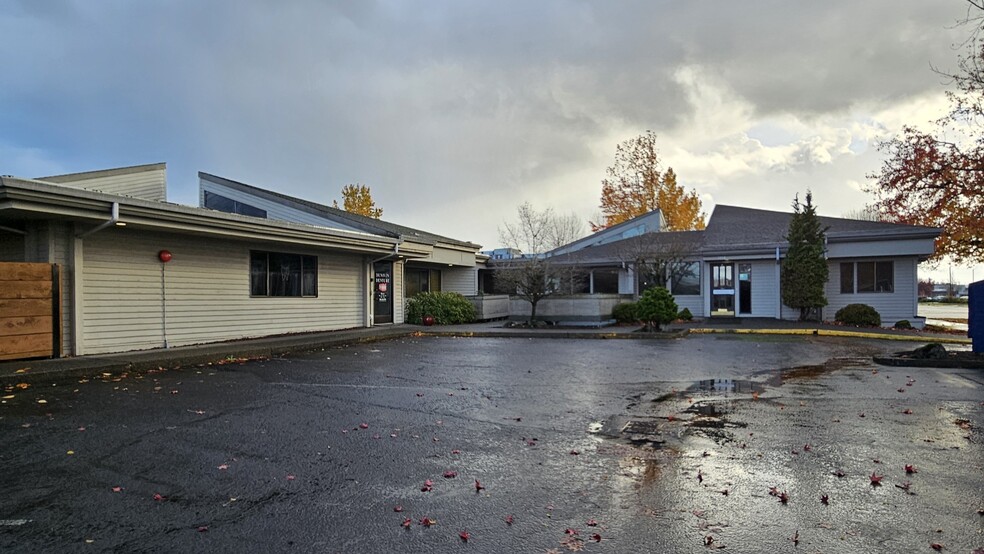 1000 12th Ave, Longview, WA for rent - Building Photo - Image 1 of 14