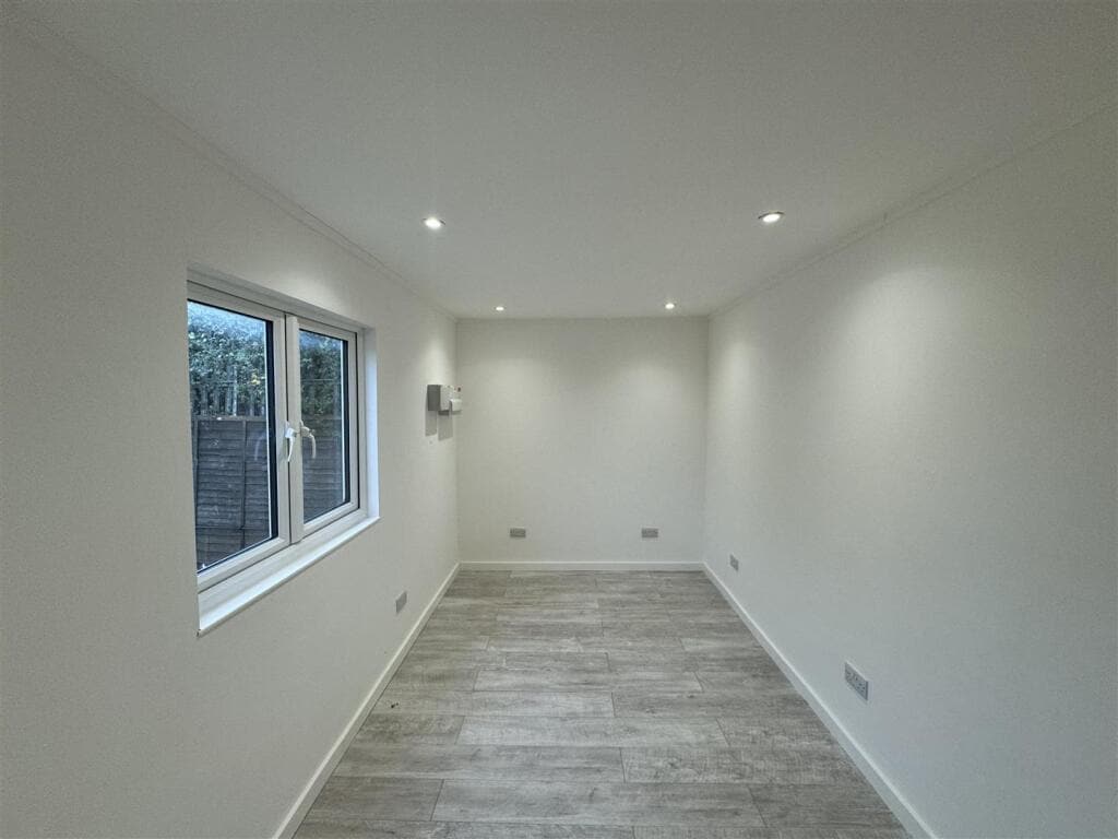 1 London Rd, Teynham to rent Interior Photo- Image 1 of 2