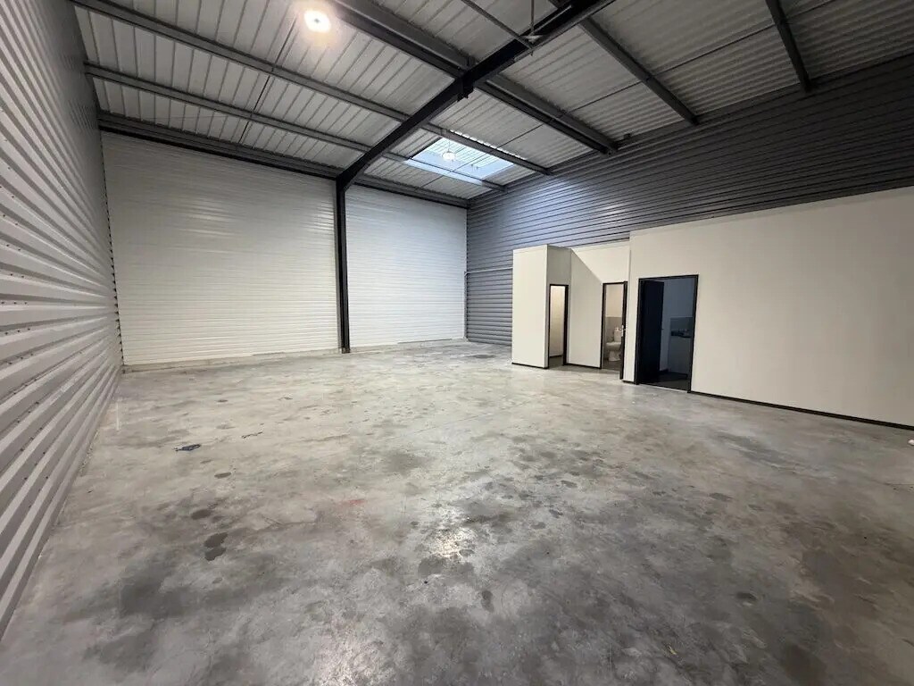 Location Local d'activités 150 m² - Photo 1