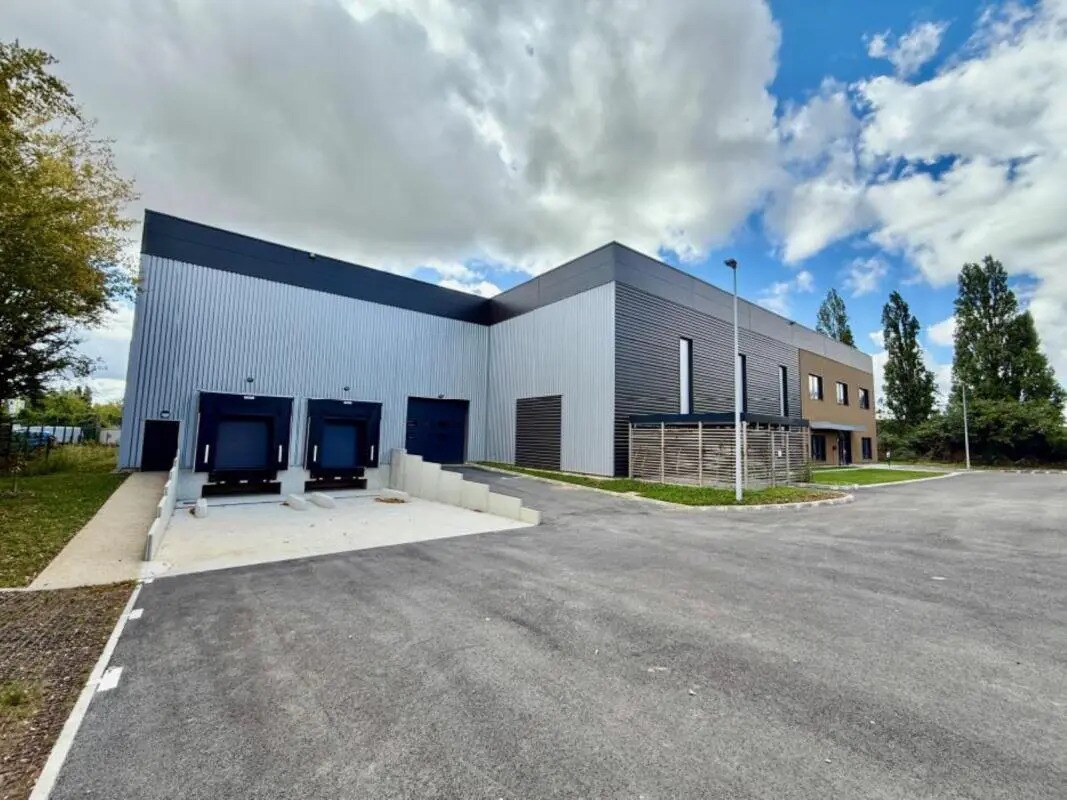 Office in Trappes to rent Building Photo- Image 1 of 13